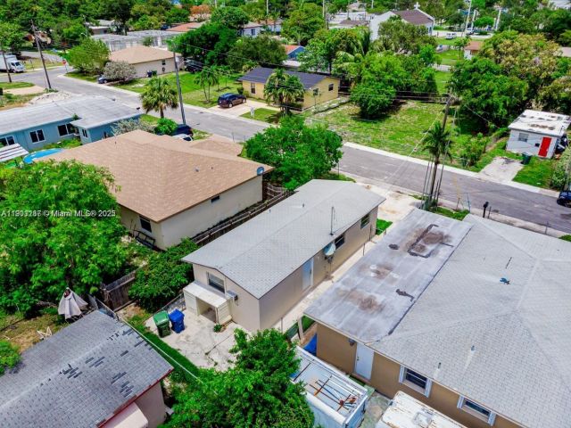 Дом в аренду по адресу 805 NW 3rd Ter 1 - фото 7461959
