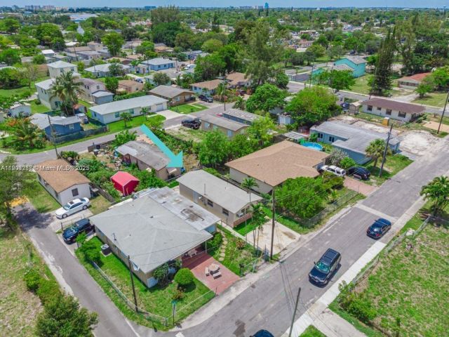 Дом в аренду по адресу 805 NW 3rd Ter 1 - фото 7461960