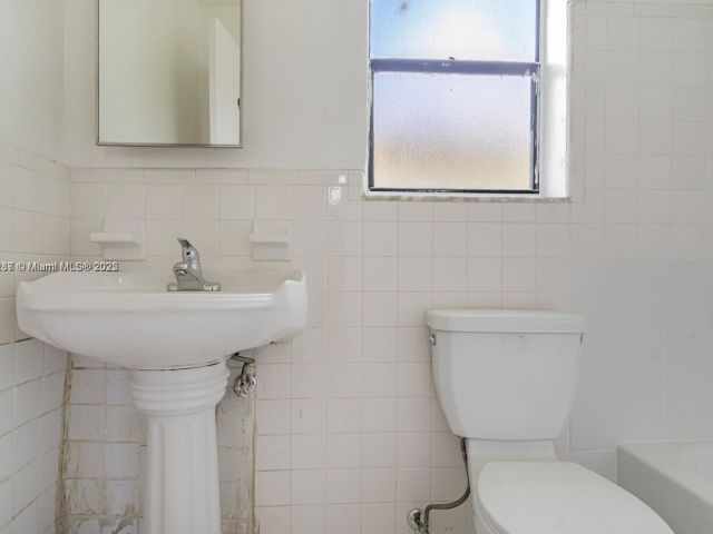 Дом в аренду по адресу 805 NW 3rd Ter 1 - фото 7461964