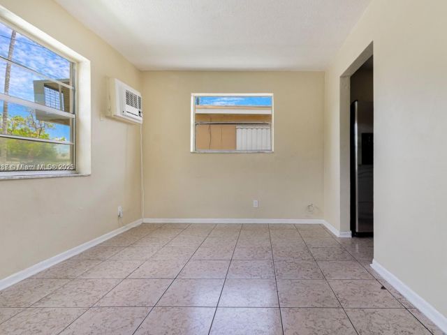 Дом в аренду по адресу 805 NW 3rd Ter 1 - фото 7461967