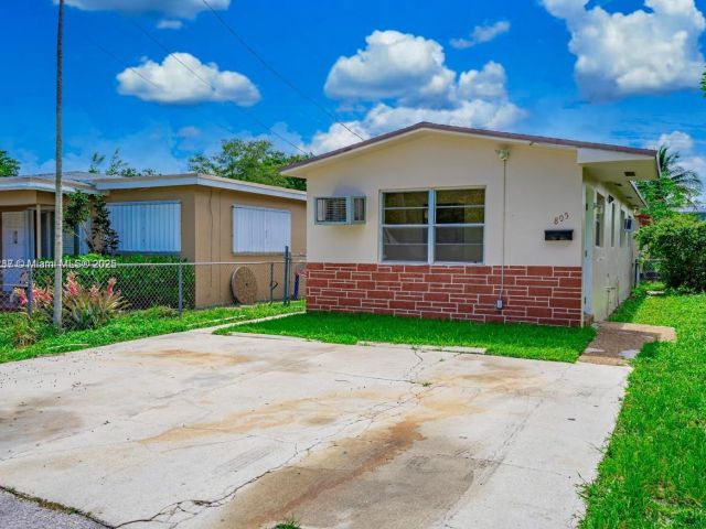 Дом в аренду по адресу 805 NW 3rd Ter 1 - фото 7461970