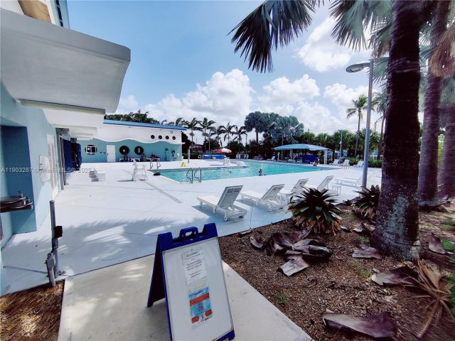 Дом в аренду по адресу 805 NW 3rd Ter 1 - фото 7461972