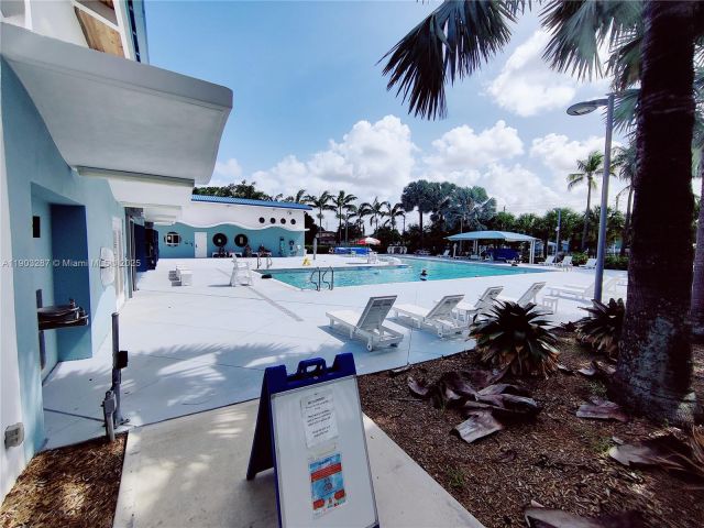 Дом в аренду по адресу 805 NW 3rd Ter 1 - фото 7461973