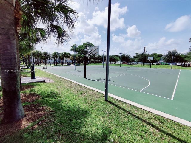 Дом в аренду по адресу 805 NW 3rd Ter 1 - фото 7461975