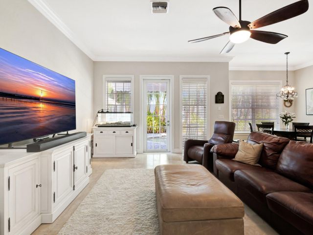 Продажа дома по адресу 213 Kings Lynn - фото 6734970