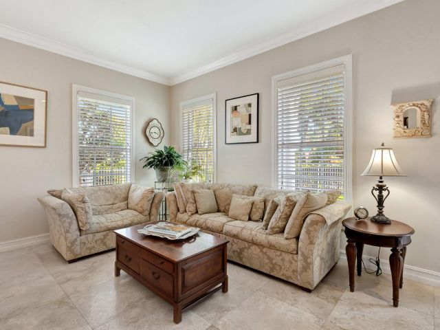 Продажа дома по адресу 213 Kings Lynn - фото 6734971