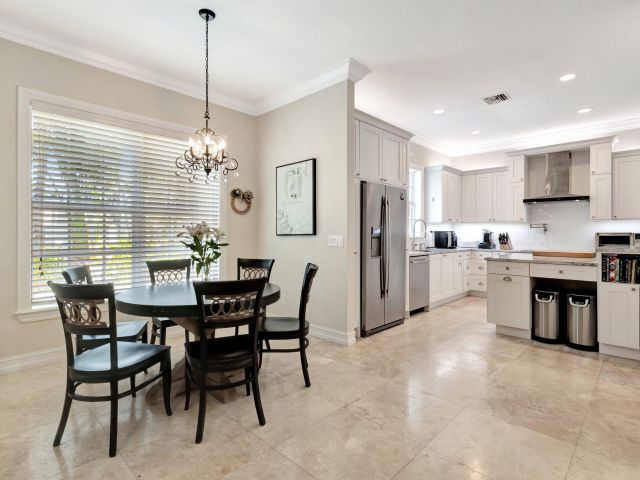 Продажа дома по адресу 213 Kings Lynn - фото 6734973