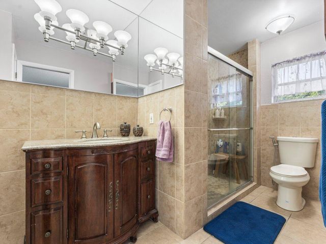 Продажа дома по адресу 5455 Pine Tree Drive - фото 6803617