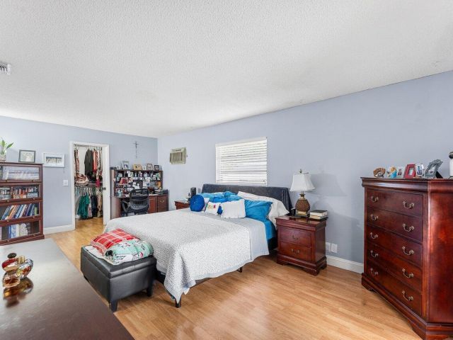 Продажа дома по адресу 5455 Pine Tree Drive - фото 6803618