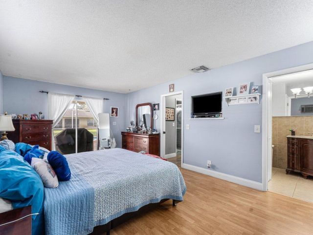 Продажа дома по адресу 5455 Pine Tree Drive - фото 6803619