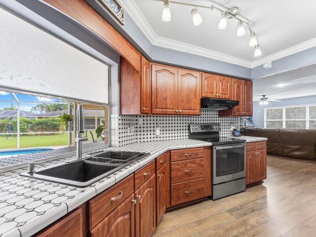 Продажа дома по адресу 5455 Pine Tree Drive - фото 6803621