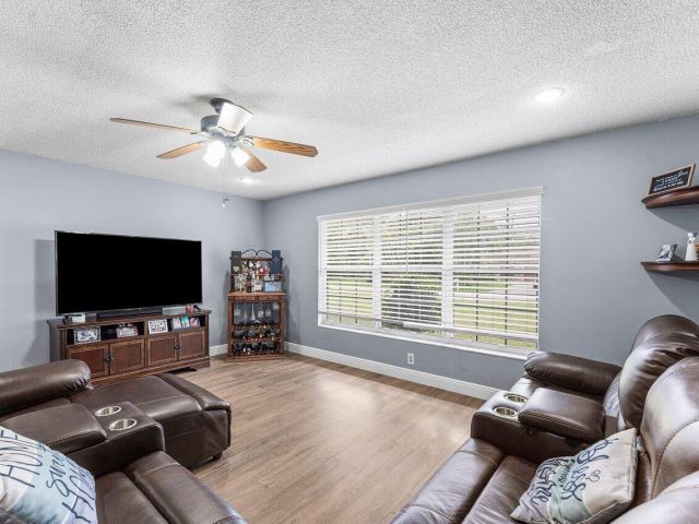 Продажа дома по адресу 5455 Pine Tree Drive - фото 6803627