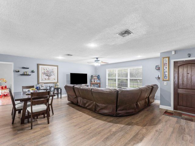 Продажа дома по адресу 5455 Pine Tree Drive - фото 6803628