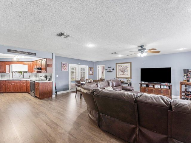 Продажа дома по адресу 5455 Pine Tree Drive - фото 6803629