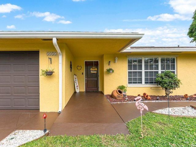 Продажа дома по адресу 5455 Pine Tree Drive - фото 6803631