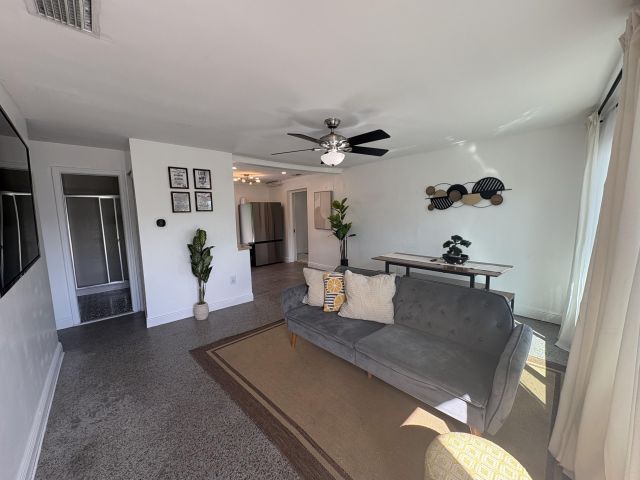 Дом в аренду по адресу 2711 NE 11th Terrace - фото 6750820