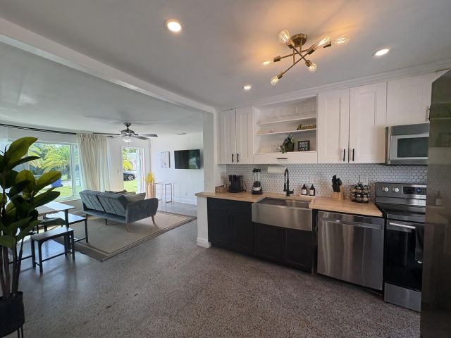 Дом в аренду по адресу 2711 NE 11th Terrace - фото 6750824