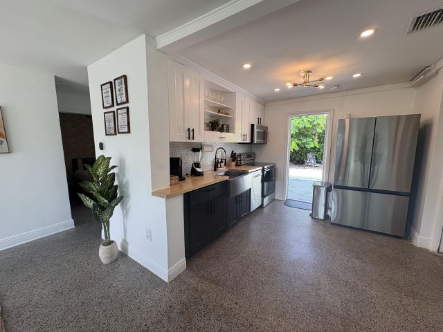 Дом в аренду по адресу 2711 NE 11th Terrace - фото 6750825