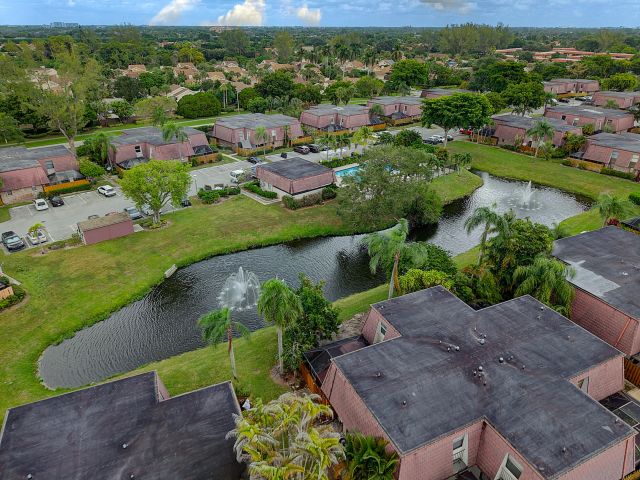 Дом в аренду по адресу 7690 Courtyard Run W - фото 6786009