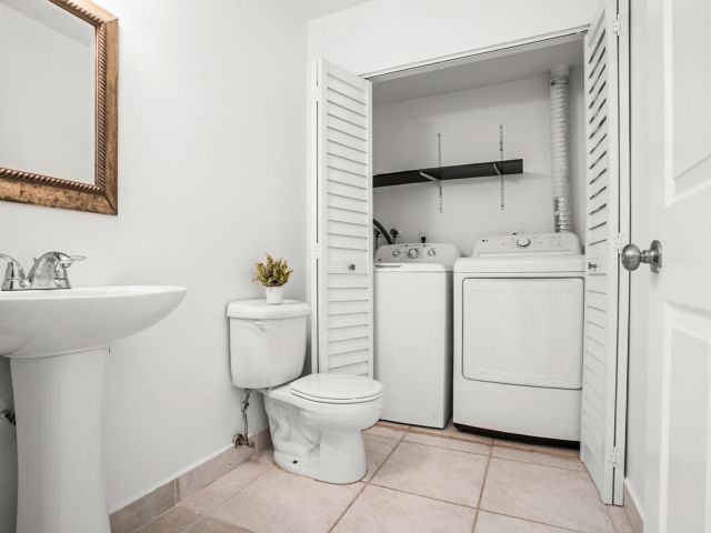 Дом в аренду по адресу 7690 Courtyard Run W - фото 6786020