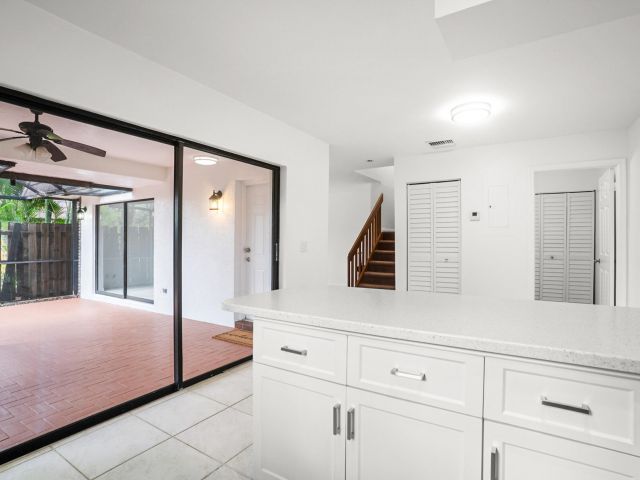 Дом в аренду по адресу 7690 Courtyard Run W - фото 6786021