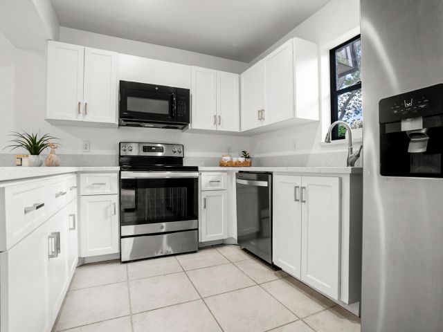 Дом в аренду по адресу 7690 Courtyard Run W - фото 6786028