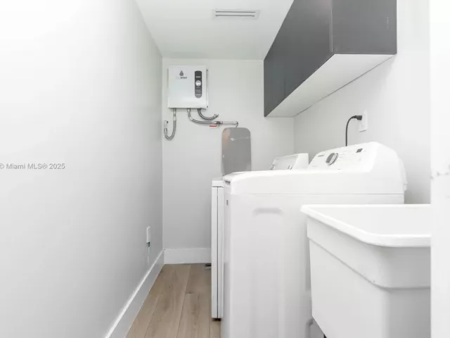 Дом в аренду по адресу 2360 SW 12th St - фото 6713662