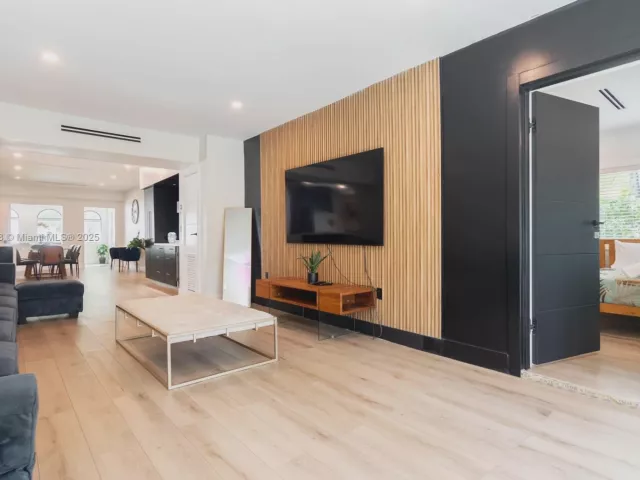 Дом в аренду по адресу 2360 SW 12th St - фото 6713665