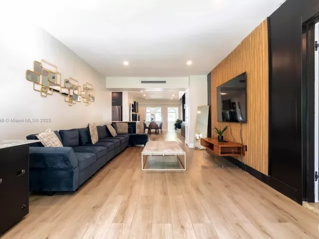 Дом в аренду по адресу 2360 SW 12th St - фото 6713666