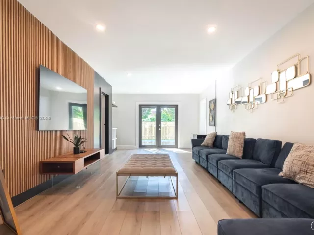 Дом в аренду по адресу 2360 SW 12th St - фото 6713667