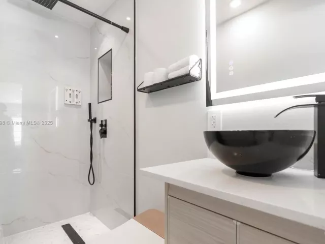 Дом в аренду по адресу 2360 SW 12th St - фото 6713654