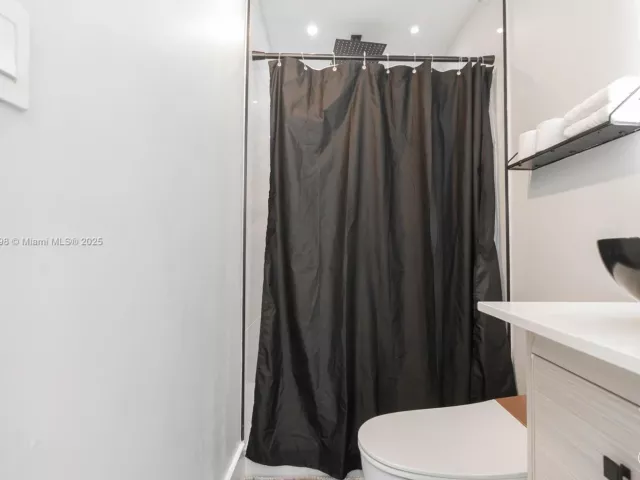 Дом в аренду по адресу 2360 SW 12th St - фото 6713655