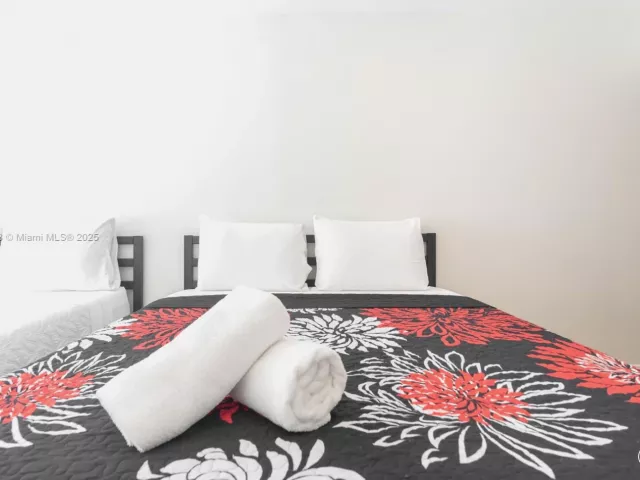 Дом в аренду по адресу 2360 SW 12th St - фото 6713657