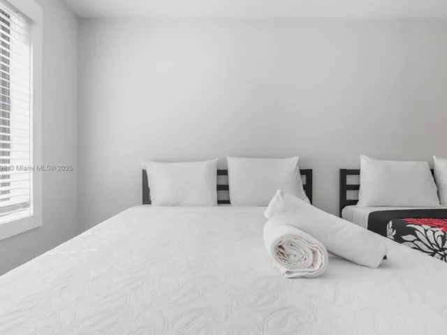 Дом в аренду по адресу 2360 SW 12th St - фото 6713658