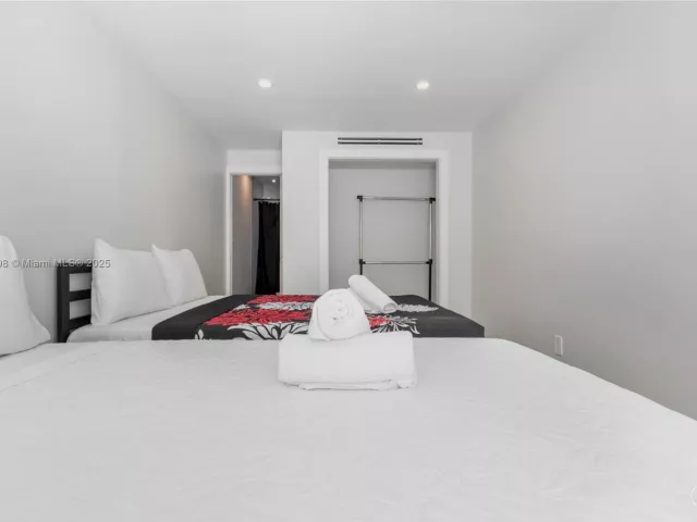 Дом в аренду по адресу 2360 SW 12th St - фото 6713659