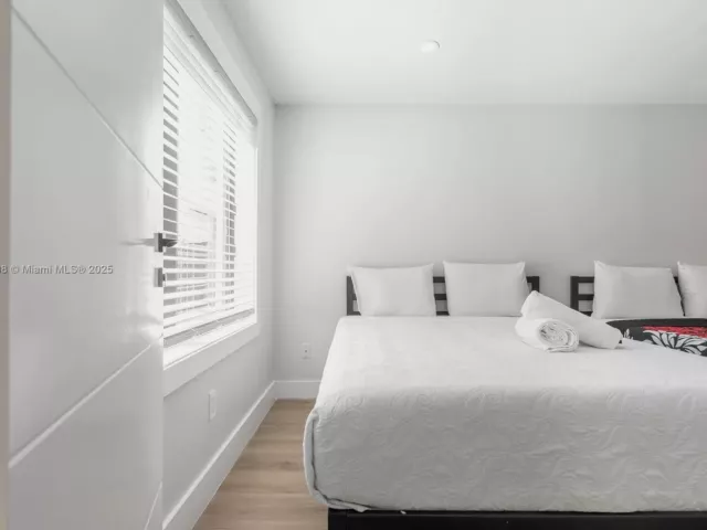 Дом в аренду по адресу 2360 SW 12th St - фото 6713660