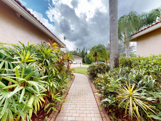 Дом в аренду по адресу 9919 Royal Cardigan Way - фото 6712555