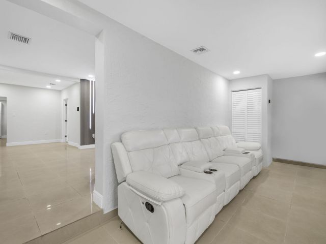 Продажа дома по адресу 2244 SW 10th Street - фото 6716872