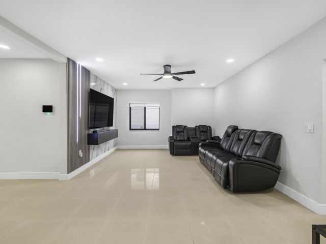 Продажа дома по адресу 2244 SW 10th Street - фото 6716876