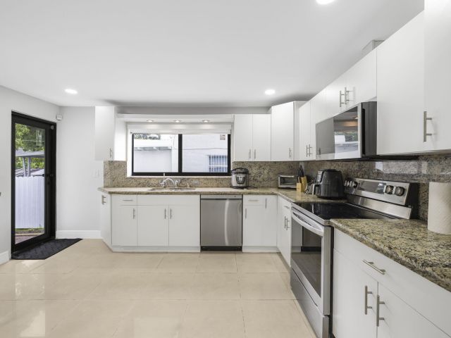 Продажа дома по адресу 2244 SW 10th Street - фото 6716882