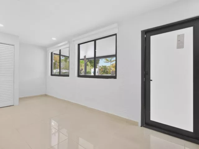 Продажа дома по адресу 2244 SW 10th Street - фото 8861429