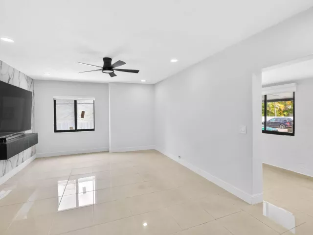 Продажа дома по адресу 2244 SW 10th Street - фото 8861431