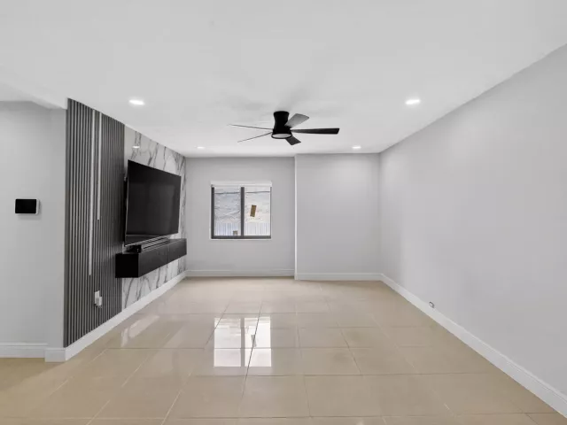 Продажа дома по адресу 2244 SW 10th Street - фото 8861432