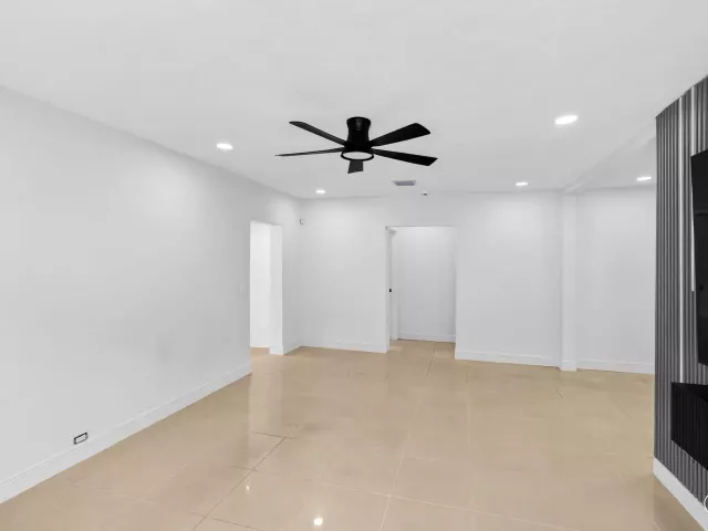 Продажа дома по адресу 2244 SW 10th Street - фото 8861434