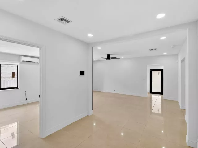 Продажа дома по адресу 2244 SW 10th Street - фото 8861435