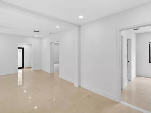 Продажа дома по адресу 2244 SW 10th Street - фото 8861436