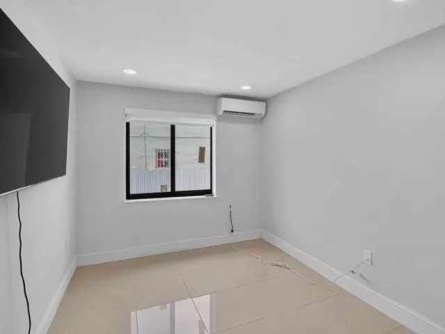 Продажа дома по адресу 2244 SW 10th Street - фото 8861438