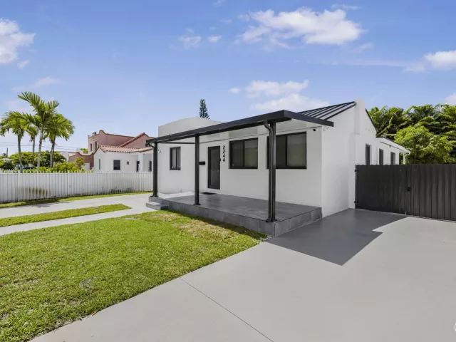 Продажа дома по адресу 2244 SW 10th Street - фото 8861424