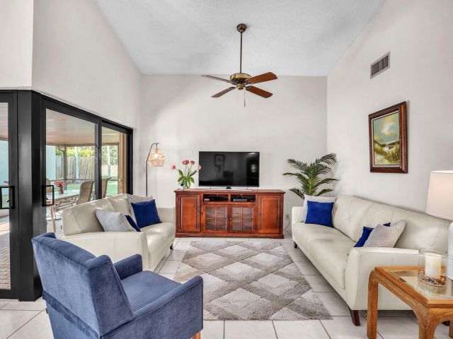 Продажа дома по адресу 1550 NW 22nd Avenue - фото 6715825