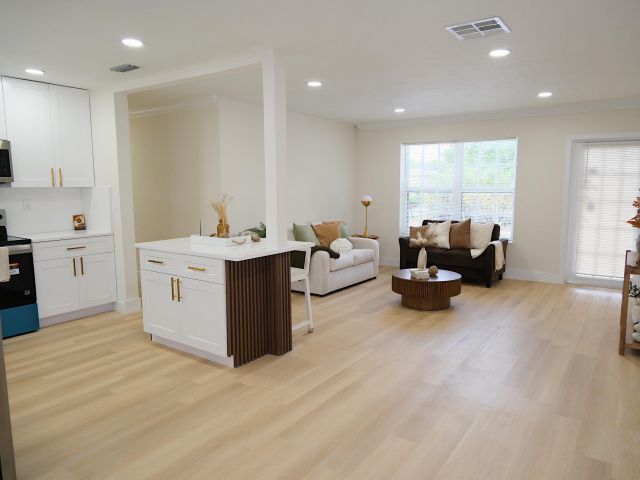 Продажа дома по адресу 1084 SW 4th Avenue - фото 6752081